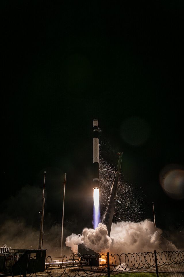 17일 뉴질랜드 마히아에서 발사되고 있는 로켓랩의 일렉트론 우주발사체. [사진=로켓랩]