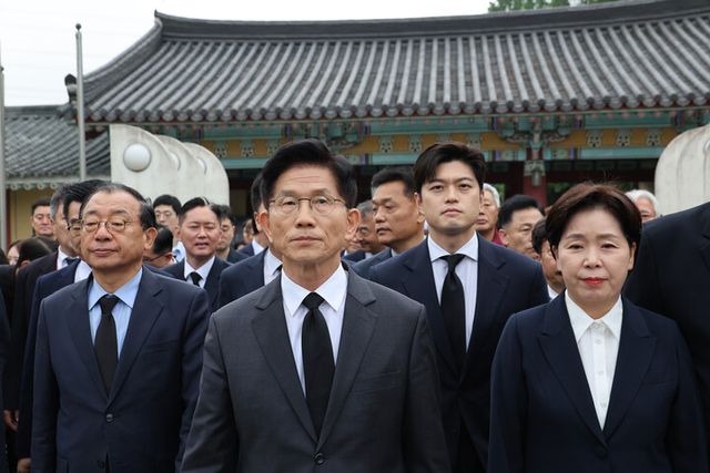 국민의힘 김문수 대선 후보와 김용태 비상대책위원장이 17일 광주 북구 국립 5·18 민주묘지를 찾아 참배하기 위해 이동하고 있다. [사진=연합뉴스]