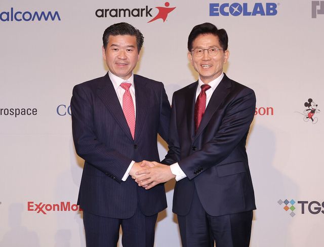 김문수 국민의힘 대선 후보가 19일 서울 종로구 포시즌스 호텔에서 열린 주한미국상공회의소 간담회에서 제임스 김 주한미국상공회의소 회장과 악수하고 있다. [사진=연합뉴스]