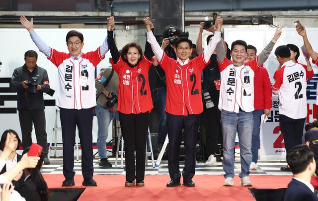 국민의힘 김문수 대선 후보와 권성동 원내대표, 나경원 의원, 안철수 의원이 19일 서울역 광장 유세에서 시민들에게 지지를 호소하고 있다. [사진=연합뉴스]
