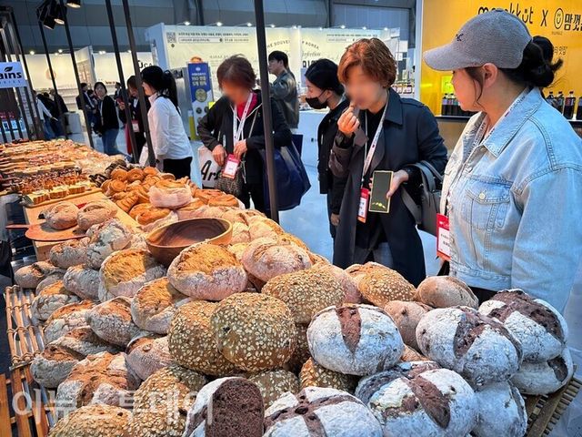 서울 코엑스에서 열린 ‘2024 서울카페쇼’를 찾은 관람객이 부스를 둘러보고 있다. [사진=황수민 기자]