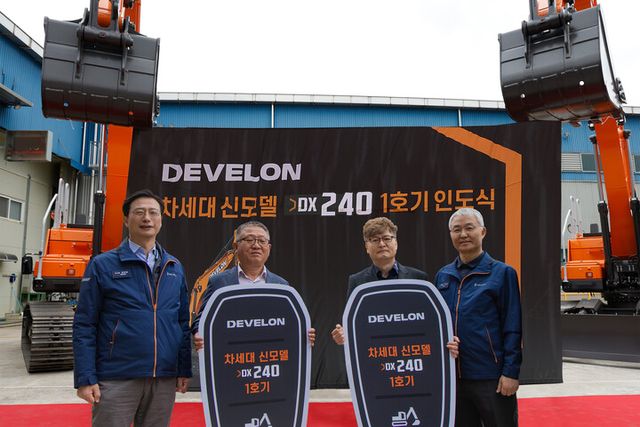 HD현대인프라코어의 차세대 신모델 굴착기가 글로벌 공개 이후 첫 고객에게 인도됐다. (오른쪽 첫번째부터 오승현 HD현대인프라코어 사장, 1호기 고객 청림환경 이용철 대표, 황의병 하나종합중기 대표, 문재영 HD현대인프라코어 건설기계사업본부장. [사진=HD현대인프라코어]