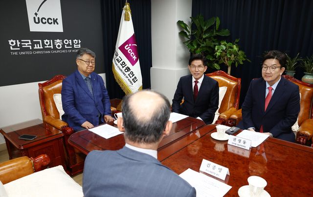 김문수 국민의힘 대선 후보가 19일 서울 종로구 한국기독교회관에서 김종혁 한국교회총연합 대표회장과 간담회를 하면서 발언하고 있다. [사진=연합뉴스]