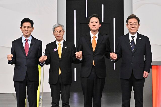 이재명(오른쪽부터)·개혁신당 이준석·민주노동당 권영국·국민의힘 김문수 대선후보가 18일 서울 마포구 상암동 SBS 프리즘센터 스튜디오에서 열린 시작에 앞서 기념촬영을 하고 있다. 2025.5.18 [국회사진기자단]