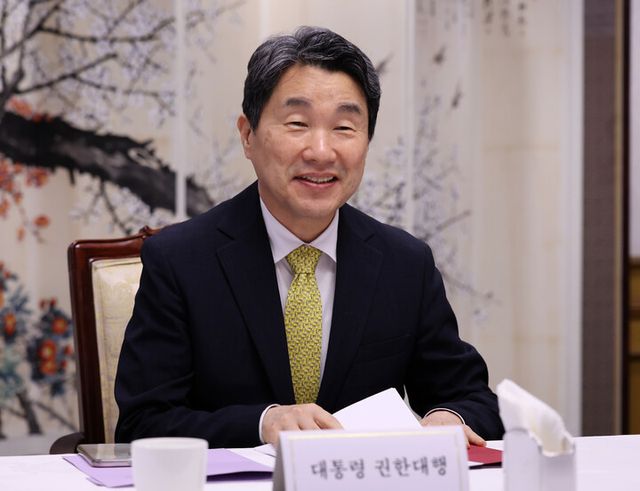 이주호 대통령 권한대행 부총리 겸 교육부 장관이 19일 정부서울청사에서 경제안보전략 간담회를 하고 있다. [사진=교육부]