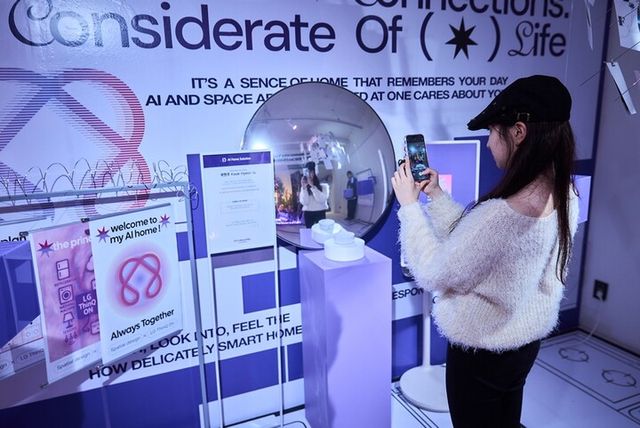 LG전자가 건국대·국민대·서울과기대·성균관대·성신여대·이화여대·홍익대 예술 전공 학부생들과 함께 오는 25일까지 서울 성수동 플랜트란스에서 ‘공감지능 AI 팝업갤러리’를 운영한다. [사진=LG전자]