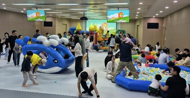 삼성전기 어린이날 초청행사에 임직원이 가족과 함께 참여하고 있다. [사진=삼성전기]