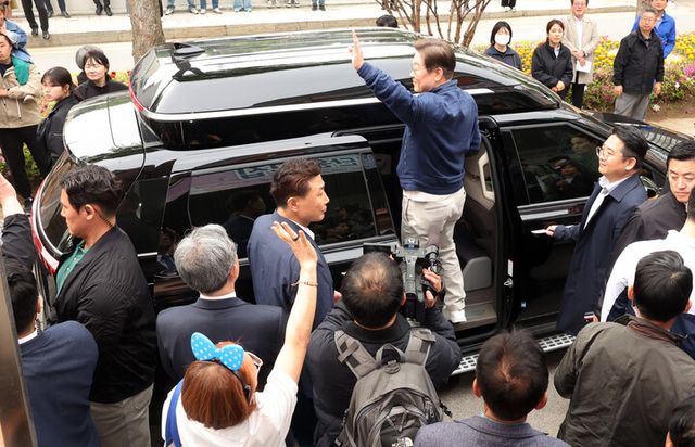 이재명 더불어민주당 대선 후보가 '골목골목 경청투어' 접경지역 방문 이틀째인 2일 강원도 화천군 한 경로당 방문을 마친 후 차량에 탑승하기 전 지지자들에게 손을 흔들며 인사하고 있다. [사진=연합뉴스]
