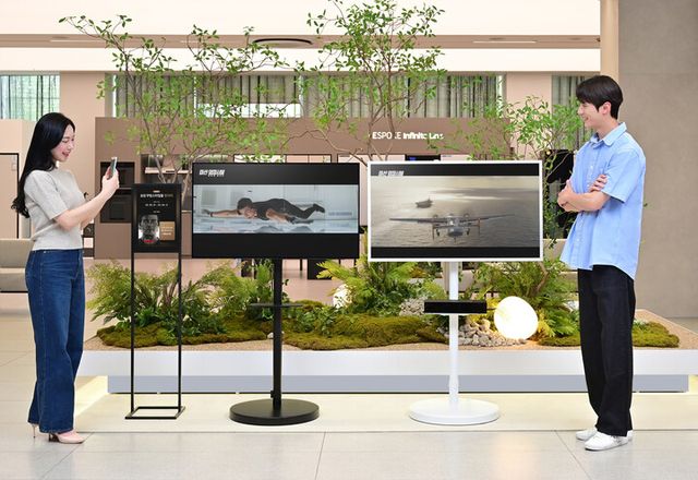 삼성전자 모델이 '삼성 무빙스타일을 찾아라' 이벤트에 참여하고 있다. [사진=삼성전자]