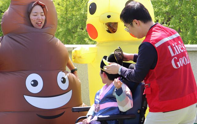 LG전자가 지난달 30일 서울 강동구 암사재활원을 찾아 ‘오늘은 어린이날’ 행사를 진행했다. [사진=LG전자]