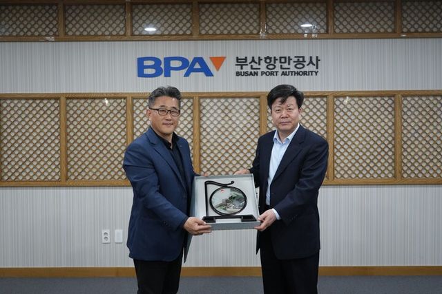 왼쪽부터 구자림 부산항만공사 글로벌사업단장, 순슈시엔 중국 자연자원부 차관. [사진=부산항만공사]