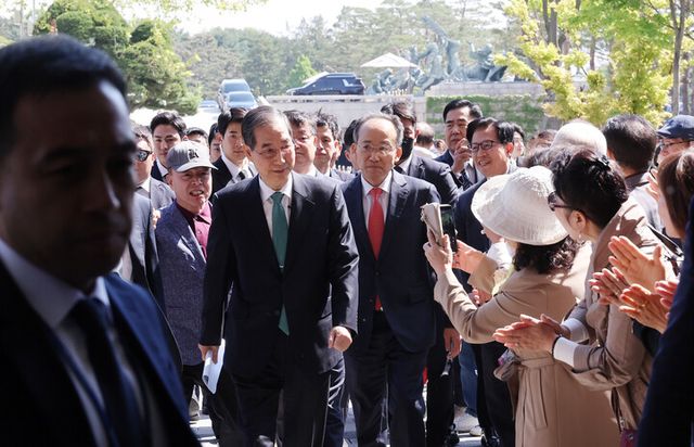한덕수 전 국무총리가 2일 대통령 선거 출마를 선언하기 위해 서울 여의도 국회 소통관으로 걸어가고 있다. [사진=연합뉴스]