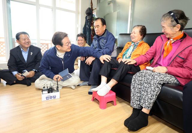 이재명 더불어민주당 대선 후보가 '골목골목 경청투어' 접경지역 방문 이틀째인 2일 강원도 화천군 한 경로당을 방문해 어르신들과 대화하고 있다. [사진=연합뉴스]