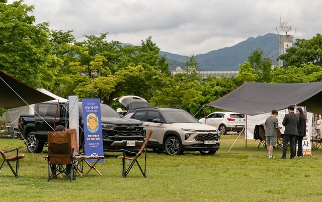‘2025 코베아 캠핑 페스티벌’에 전시된 쉐보레 콜로라도(All New Colorado)와 트레일블레이저(The New Trailblazer). [사진=쉐보레]