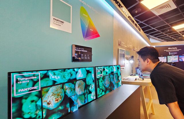 삼성 OLED의 정확한 색 표현력과 디바이스간 편차 없는 화질을 체험할 수 있는 '컴퓨텍스 2025' 삼성디스플레이 부스 '싱크로마(Synchroma)' 전시존. [사진=삼성디스플레이]