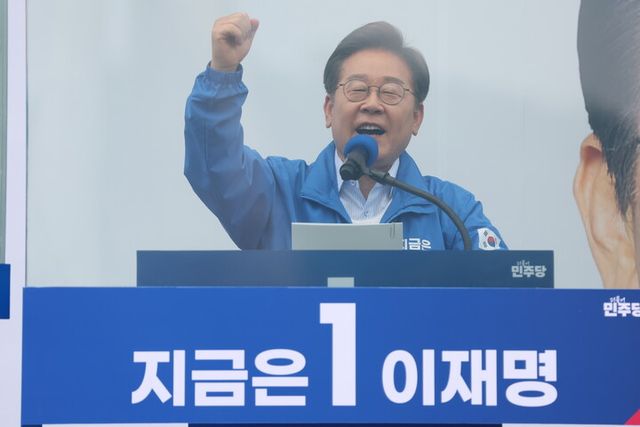 이재명 더불어민주당 대선 후보가 20일 경기 고양 일산문화광장에서 열린 집중유세에서 시민들에게 지지를 호소하고 있다. [사진=연합뉴스]
