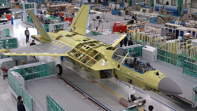 최종조립 중인 KF-21 시제기 모습. [사진=한국항공우주산업]