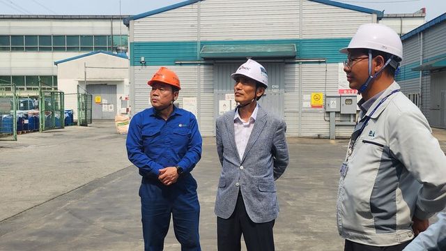 박종근 한국석유공사 평택지사장(가운데)이 21일 (주)대현에스티 사업장을 둘러보고 있다. [사진=한국석유공사]