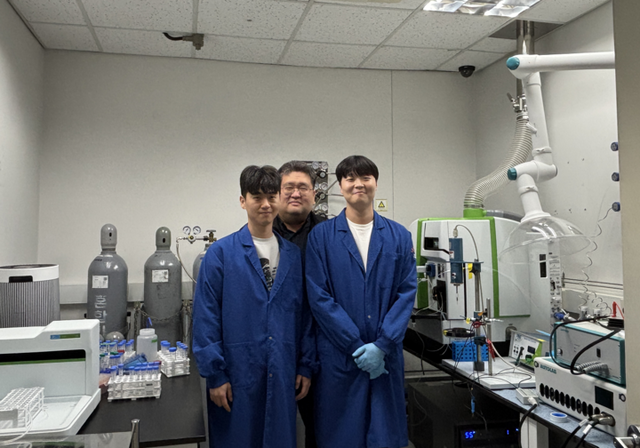 (왼쪽부터) 김진엽 생명화학공학과 박사과정, 정동영 생명화학공학과 교수, 노종수 생명화학공학과 박사과정 [사진 : 카이스트]&nbsp;