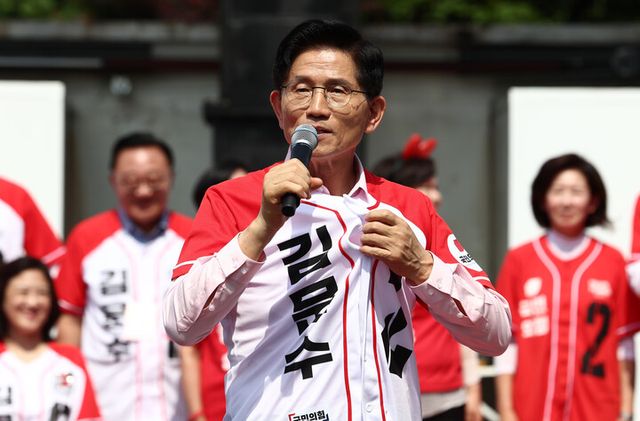 김문수 국민의힘 대선 후보가 20일 서울 서초구 고속터미널역 인근에서 집중유세를 하고 있다. [사진=연합뉴스]