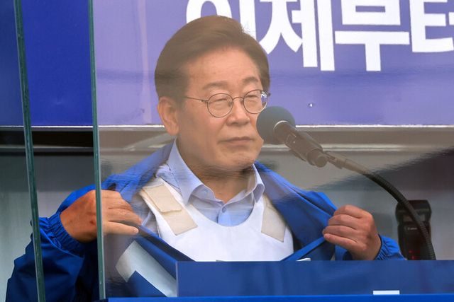 이재명 더불어민주당 대선 후보가 21일 자신의 지역구인 인천광역시 계양역 앞 유세에서 방탄유리, 방탄조끼 비판에 대해 항변하면서 점퍼 속 방탄조끼를 보이고 있다. [사진=연합뉴스]