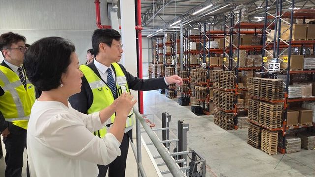 부산항만공사 로테르담 물류센터 운영 현황을 점검 중인 송상근 부산항만공사 사장. [사진=부산항만공사]