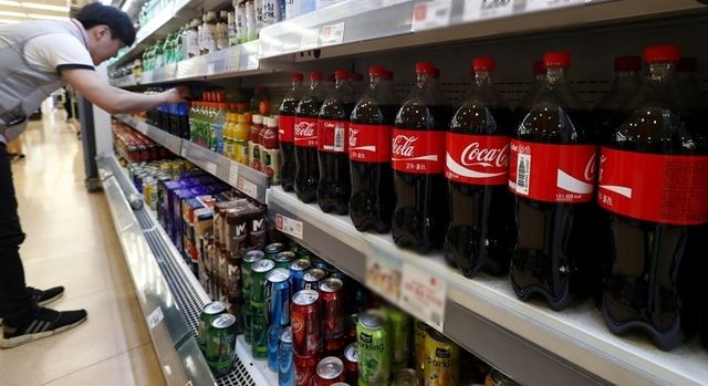 서울의 한 대형할인매장에서 직원이 탄산음료를 진열하고 있다. [사진=연합뉴스]