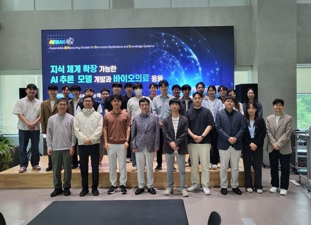 5월 20일 KAIST AI대학원 양재산학캠퍼스에서 KAIST 연구팀들이 참여기관인 삼성서울병원, 네이버클라우드, 히츠와 같이 "AI 스타펠로우 과제" 시작을 알리는 kick-off 미팅 개최.&nbsp;[앞줄] 주재걸 교수 (KAIST), 최윤재 교수 (KAIST), 김우연 교수 (KAIST/히츠), 예종철 교수 (KAIST), 안성수 교수 (KAIST), 유한주 박사 (네이버클라우드), 이윤호 (KAIST), 문혜윤 (삼성서울병원), 김수민 박사 (삼성서울병원) [사진=KAIST]