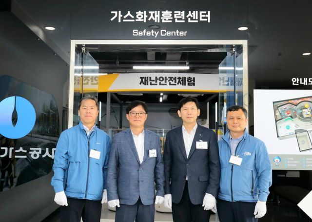 한국가스공사는 지난 21일 평택 액화천연가스(LNG) 기지에 있는 가스화재훈련센터에서 김환용 안전기술부사장 등 관계자 20여 명이 참석한 가운데 실내 체험관 개관식을 진행했다. [사진=한국가스공사]