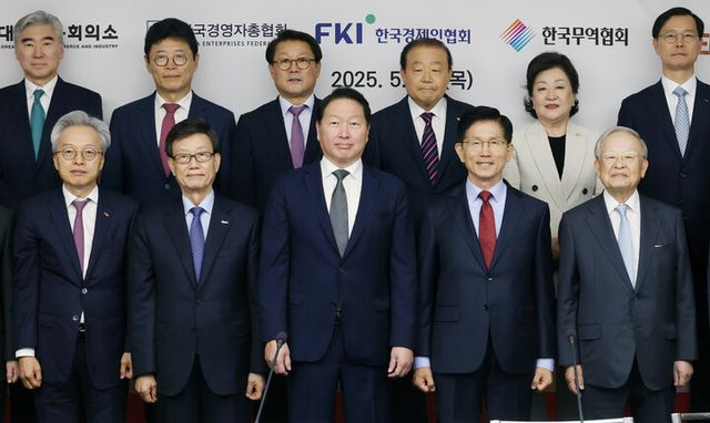 김문수 국민의힘 대통령 후보와 최태원 대한상의 회장 등 참석자들이 22일 서울 중구 대한상공회의소에서 열린 경제 5단체장 간담회에 앞서 기념 촬영하고 있다.(앞줄 왼쪽부터 최진식 한국중견기업연합회 회장, 윤진식 한국무역협회 회장, 최 회장, 김 후보, 손경식 한국경영자총협회 회장) [사진=연합뉴스]