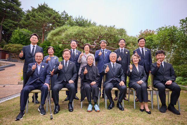 이재명 더불어민주당 대선 후보가 고 노무현 전 대통령 16주기 추도식이 열린 23일 경남 김해시 봉하마을에서 문재인 전 대통령, 김정숙 여사, 권양숙 여사와 기념촬영을 하고 있다. [사진=더불어민주당]