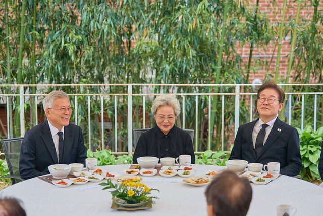 이재명 더불어민주당 대선 후보가 고 노무현 전 대통령 16주기 추도식이 열린 23일 경남 김해시 봉하마을에서 문재인 전 대통령, 권양숙 여사와 오찬을 하고 있다. [사진=더불어민주당]