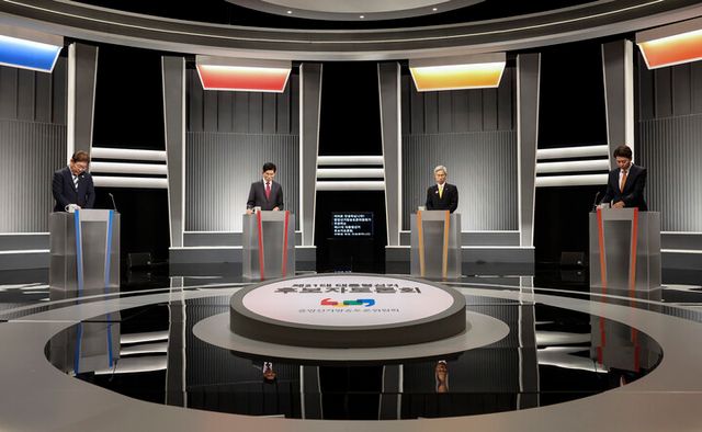 이재명 더불어민주당·김문수 국민의힘·권영국 민주노동당·이준석 개혁신당 대선 후보가 23일 서울 영등포구 여의도 KBS 스튜디오에서 열린 제21대 대선 2차 후보자 토론회를 위해 자리하고 있다. [사진=연합뉴스]