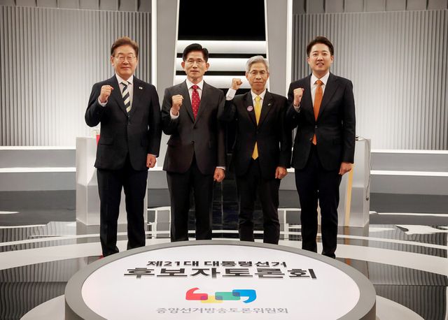 이재명 더불어민주당·김문수 국민의힘·권영국 민주노동당·이준석 개혁신당 대선 후보가 23일 서울 영등포구 여의도 KBS 스튜디오에서 열린 제21대 대선 2차 후보자 토론회 시작에 앞서 기념 촬영하고 있다. [사진=연합뉴스]