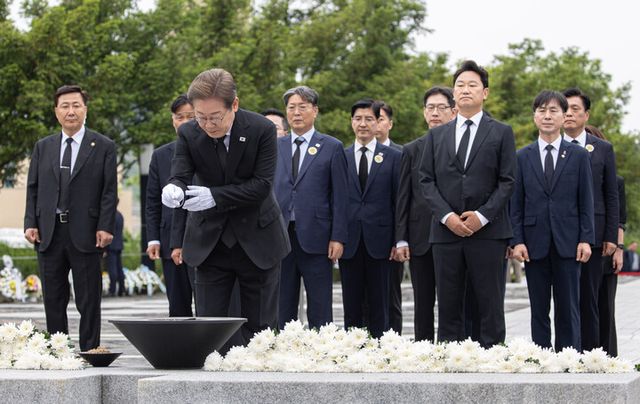이재명 더불어민주당 대선 후보가 23일 경남 김해시 진영읍 봉하마을을 방문해 노무현 전 대통령 묘역을 참배하고 있다. [사진=연합뉴스]