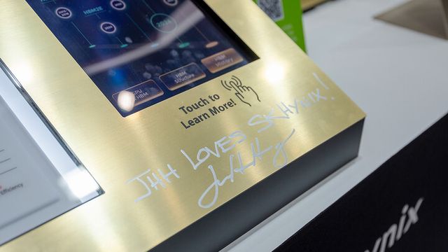 젠슨 황 엔비디아 CEO가 20일 대만에서 열린 아시아 최대 IT 전시회 ‘컴퓨텍스 2025’에 마련된 SK하이닉스 부스를 찾아 HBM에 사랑한다는 메시지를 남겼다. [사진=SK하이닉스]