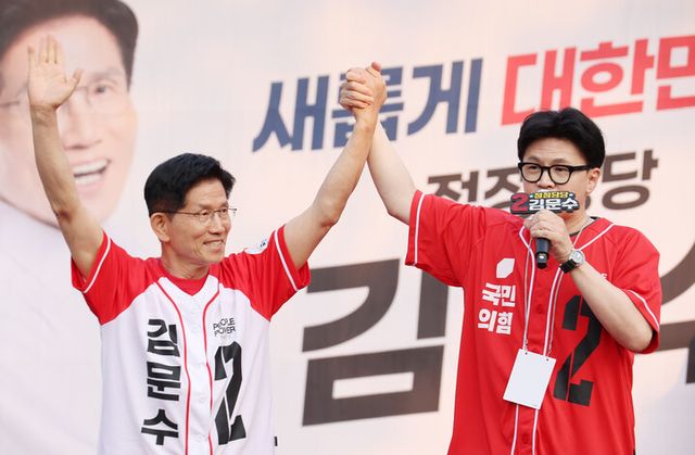 국민의힘 김문수 대선 후보가 26일 서울 도봉구 방학사거리에서 한동훈 전 대표와 집중유세를 하고 있다. 2025.5.26