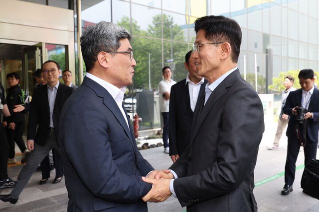 김문수 국민의힘 대선 후보가 26일 경기 평택시 삼성전자 평택캠퍼스를 방문해 송재혁 DS부문 CTO 사장과 인사하고 있다. [사진=연합뉴스]