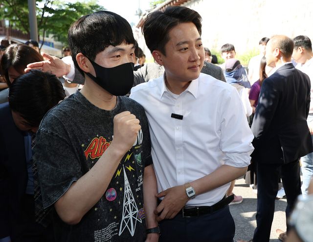 이준석 개혁신당 대선후보가 지난 25일 서울 종로구 종묘 인근 서순라길에서 거리 유세를 하며 지지자와 함께 기념촬영을 하고 있다. [사진=연합뉴스]