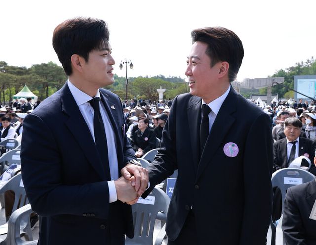 이준석 개혁신당 대통령 후보와 김용태 국민의힘 비상대책위원장이 18일 광주광역시 북구 국립 5·18민주묘지에서 열린 5·18민주화운동 45주년 기념식에서 인사하고 있다. [사진=연합뉴스]
