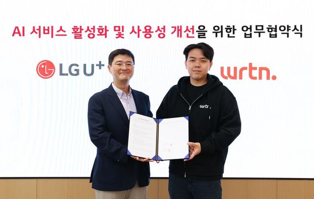 지난 28일 서울 용산 LG유플러스 사옥에서 진행한 업무협약식에서 이재원 LG유플러스 컨슈머부문장(왼쪽)과 이세영 뤼튼 대표가 기념촬영을 하는 모습. [사진= LG유플러스]