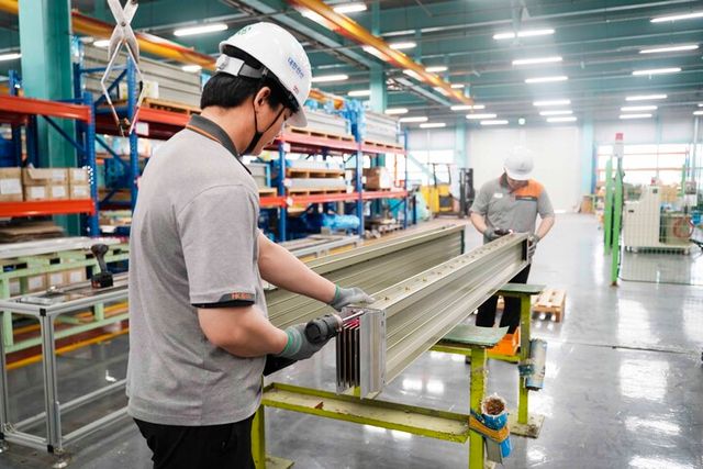 대한전선 직원이 신규 버스덕트 공장에서 제품을 생산하고 있다. [사진=대한전선]