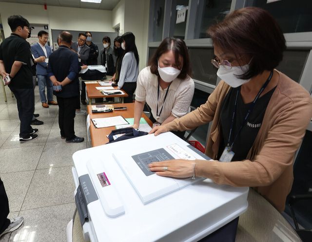 제21대 대통령 선거 사전투표 첫날인 29일 서울 성동구선거관리위원회에서 선관위 직원들이 용답동 사전투표소 관내사전투표함을 접수하고 있다. [사진=연합뉴스]