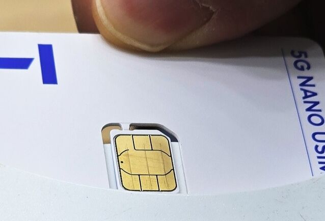 서울의 한 SK텔레콤 대리점에서 관계자가 ‘유심 재설정’을 시연하고 있다. [사진=연합뉴스]