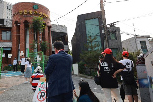 21대 대통령 선거 사전투표 둘째날인 30일 서울 서대문구 구 신촌동주민센터에 마련된 신촌동사전투표소 앞에서 '부정선거 감시단' 시민들이 스마트폰으로 영상을 촬영하고 있다. 전날 이 투표소에서 투표용지가 외부로 반출되는 일이 발생해 중앙선거관리위원회가 관리부실 책임을 인정하며 대국민 사과문을 발표한 바 있다. [사진=연합뉴스]