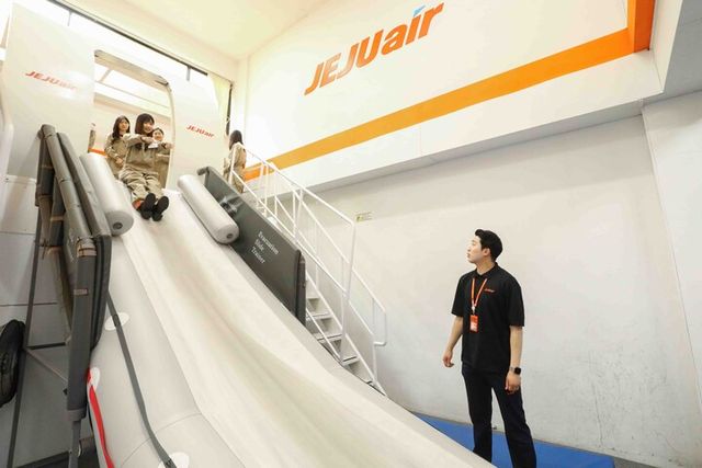 제주항공 객실승무원들이 5월 30일 제주항공 객실훈련센터에서 중·고등학생을 대상으로 ‘탐라는 꿈’ 교육 프로그램을 진행하고 있다. [사진=제주항공]