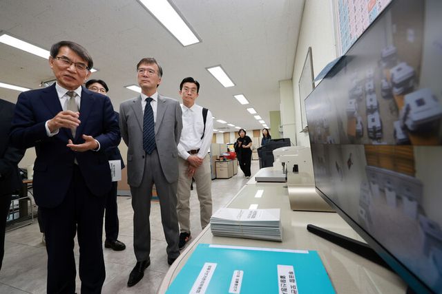 노태악 중앙선거관리위원장이 31일 서울 성동구선거관리위원회에서 투표함 보관 CCTV를 살피고 있다. [사진=연합뉴스]