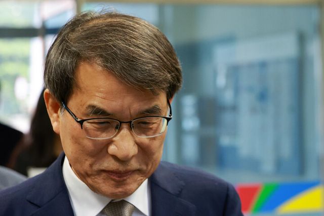 노태악 중앙선거관리위원장이 31일 회송용 봉투 접수 과정과 투표함 보관 등을 살피기 위해 서울 성동구선거관리위원회로 향하고 있다. [사진=연합뉴스]