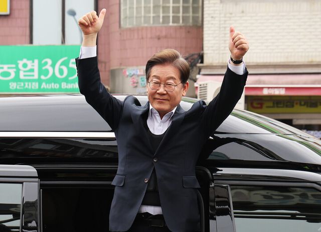 이재명 더불어민주당 대선 후보가 5일 경기도 양평군 양평물맑은시장에서 열린 '골목골목 경청투어'에서 시민들에게 두 손을 들며 인사하고 있다. [사진=연합뉴스]