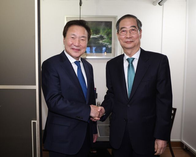 한덕수 무소속 대선 예비후보와 손학규 전 바른미래당 대표가 5일 서울 종로구 한 식당에서 만찬 회동을 하며 악수하고 있다. [사진=연합뉴스]